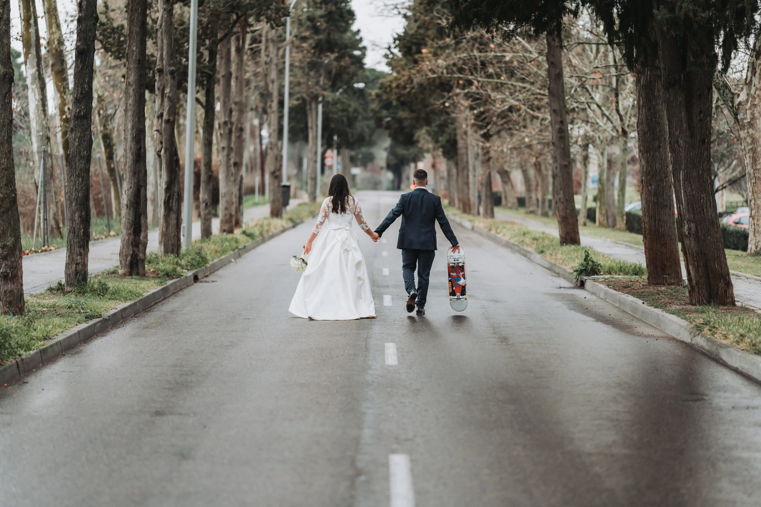 Novios caminando tras su boda junto al parque de El Capricho en Madrid