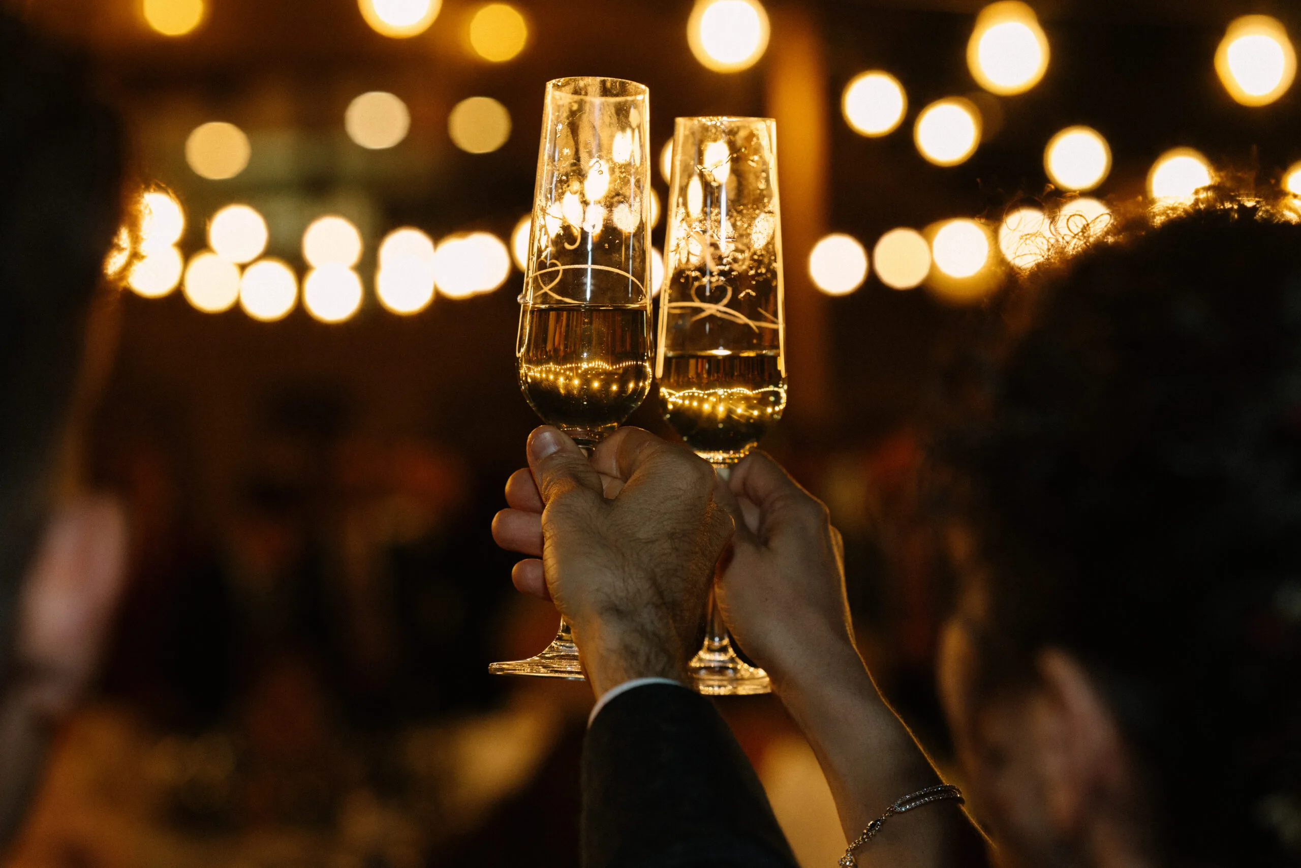 Brindis de los novios en la finca La Caprichosa en Villa del Prado
