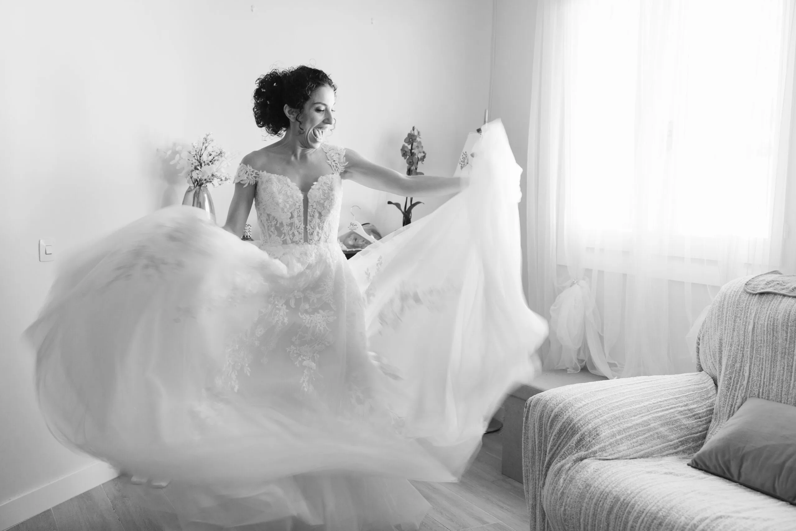 Novia preparándose en su domicilio en San Martín de Valdeiglesias el día de su boda